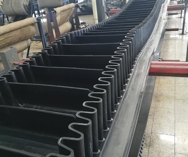 Corrugated sidewall conveyor belt